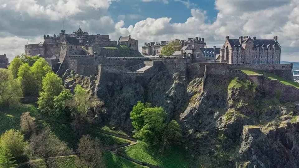 Edinburgh Castle: Entry Ticket + Guided Tour - Image 1